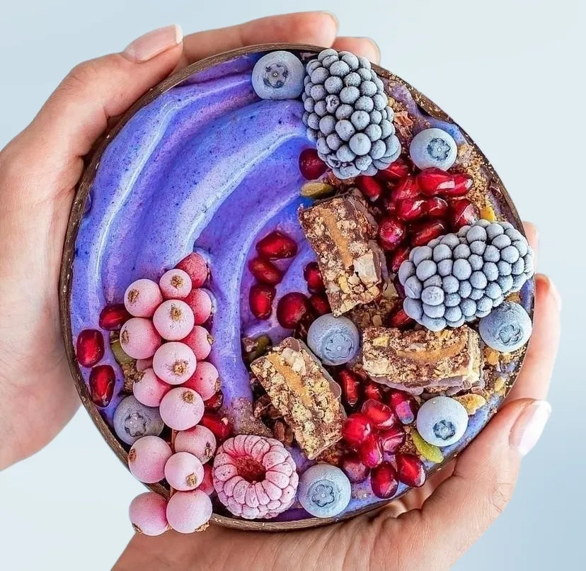 bol colorido con fruta y snacks saludables